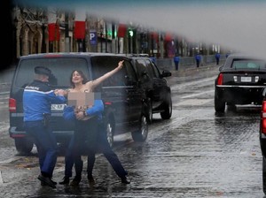 Demonstran Bertelanjang Dada Sambut Rombongan Trump di Paris