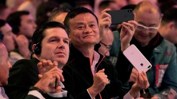 Jack Ma tampak tersenyum menghadiri perayaan festival diskon Singles Day, di mana banyak sekali barang yang dijual di Alibaba mendapatkan diskon. Transaksi luar biasa besar pun dibukukan para e-commerce di sana. Foto: Reuters