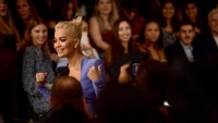 Rita Ora langsung menjadi sorotan saat hadir di acara Peoples Choice Awards 2018 di California, AS pada akhir pekan lalu. Matt Winkelmeyer/Getty Images