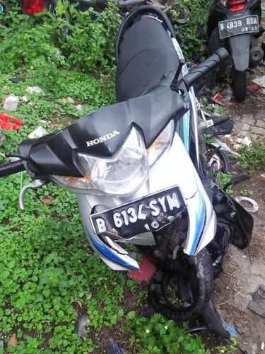 Motor dan mobil yang kecelakaan di Tol Tomang