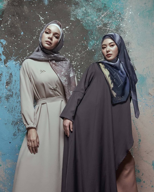Koleksi pertamanya bertajuk Semesta, yang terinspirasi dari Sang Maha Pencipta. Corak abstrak seperti cipratan cat terlihat indah dalam warna-warna teduh. Foto: Instagram_Doa.Indonesia