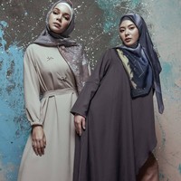 Koleksi pertamanya bertajuk Semesta, yang terinspirasi dari Sang Maha Pencipta. Corak abstrak seperti cipratan cat terlihat indah dalam warna-warna teduh. Foto: Instagram_Doa.Indonesia