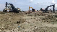 Ekskavator terus bekerja untuk meratakan area tersebut. Istimewa/Puspen TNI.