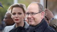 Pangeran Monako Albert II bersama sang istri Charlene turut hadir untuk memperingati 100 tahun berakhirnya Perang Dunia II di Arc de Triomphe di kota Paris, Perancis. Ludovic Marin/Pool via Reuters.