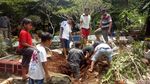Penampakan Mayat Keluar dari Kubur Akibat Longsor di Bogor