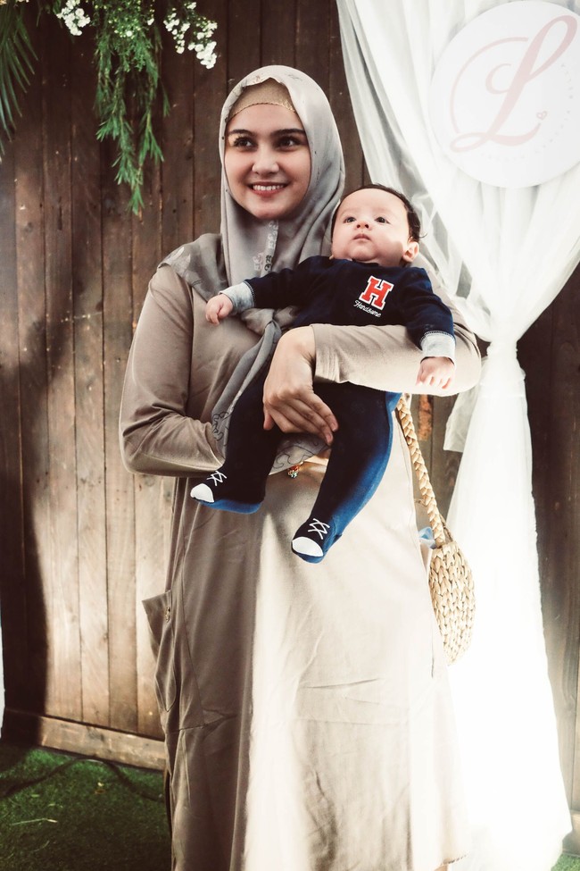 Berbeda dengan Zeezee Shahab yang memilih atasan tunik dari L by LCB. Ia tampil nyaman memakai tunik longgar dan hijab segi empat motif. Foto: Silmia Putri/Wolipop