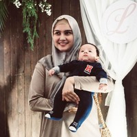 Berbeda dengan Zeezee Shahab yang memilih atasan tunik dari L by LCB. Ia tampil nyaman memakai tunik longgar dan hijab segi empat motif. Foto: Silmia Putri/Wolipop