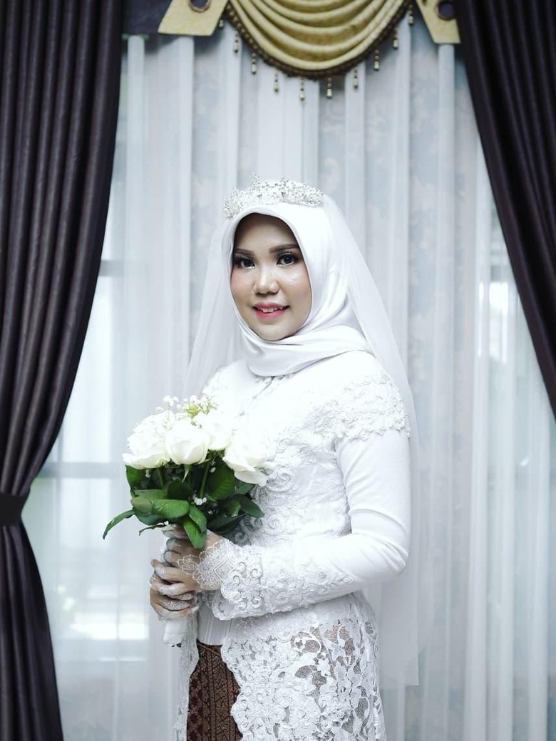 Kisah Ketegaran Kekasih Korban Lion Air Saat Tetap Berbaju Pengantin Kisah Ketegaran Kekasih Korban Lion Air Saat Tetap Berbaju Pengantin