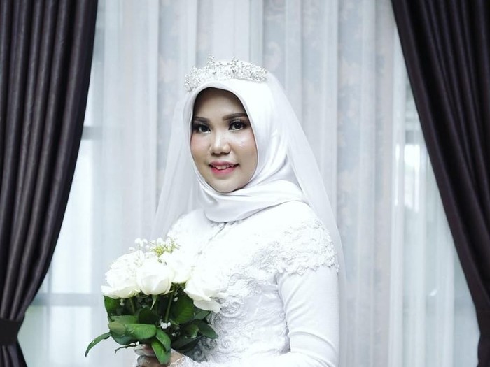 Viral Potret Wanita Menikah Sendirian, Calon Suami Jadi Korban Lion Air. Foto: Dok. Instagram adielaorganizer.bangka Viral Potret Wanita Menikah Sendirian, Calon Suami Jadi Korban Lion Air. Foto: Dok. Instagram adielaorganizer.bangka