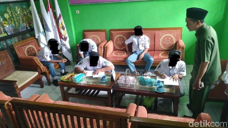 Kisah Pak Guru Joko Dibully Murid-muridnya yang Jadi Viral Kisah Pak Guru Joko Dibully Murid-muridnya yang Jadi Viral