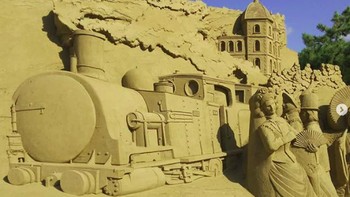 Para penumpang yang terlihat turun dari kereta lokomotif, lengkap dengan ukiran asapnya. Foto: Brightside)