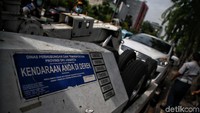 Petugas Dishub terus memantau dan melakukan patroli untuk menderek kendaraan-kendaraan yang terparkir liar di Jakarta.