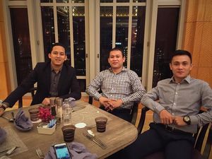 Pose Sespri Prabowo Saat Kulineran hingga 8 Penjual Makanan Ganteng