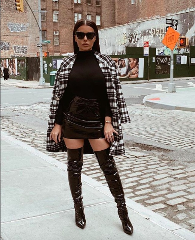 Blogger kelahiran Montenegro, Amra Olevic memikat dunia dengan ketertarikannya pada fashion dan kecantikan. Si pemilik followers 5,6 juta user ini dihargai US$ 9 ribu atau Rp 132 juta untuk setiap postingannya. Dok. Instagram/@amrezy