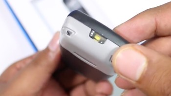 Nokia 1100 adalah feature phone sederhana dengan senter di bagian atasnya sebagai salah satu fitur menarik di zamannya. Foto: YouTube