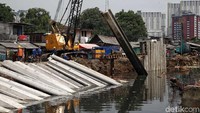Sejumlah alat berat juga diturunkan.