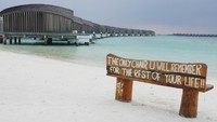 Pantai berpasir putih yang bersih dan suasanya tenang menyambut traveler yang menginap (Kurnia/detikTravel)