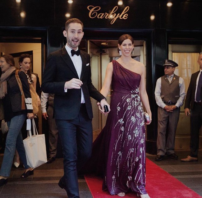 Sesekali Nicole tampil glamour. Seperti saat hadir di Met Gala 2018 bersama sang suami Kevin.  Foto: Instagram