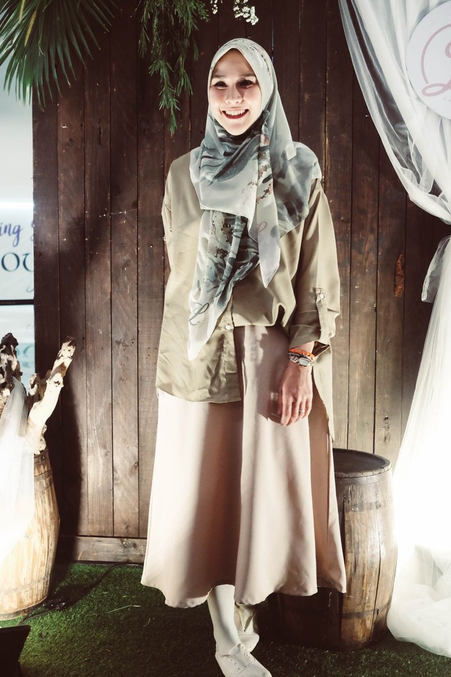 Baru melahirkan anak keempat, Zaskya Adya Mecca tampil bak ABG. Ia memadukan oversized shirt dengan rok lalu menyempurnakannya dengan hijab motif berwarna senada. Foto: Silmia Putri/Wolipop