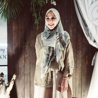 Baru melahirkan anak keempat, Zaskya Adya Mecca tampil bak ABG. Ia memadukan oversized shirt dengan rok lalu menyempurnakannya dengan hijab motif berwarna senada. Foto: Silmia Putri/Wolipop