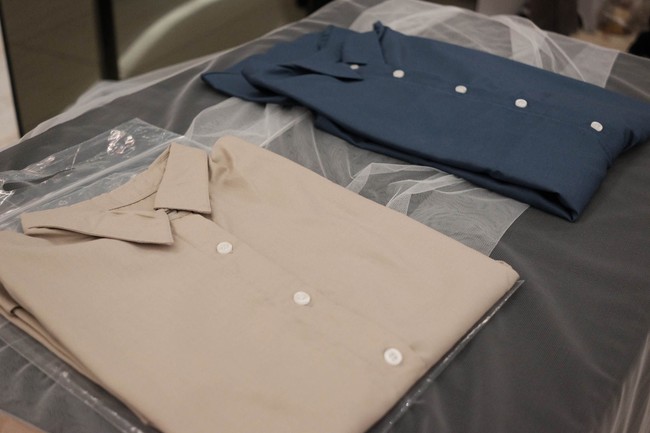 Kemeja tanpa corak, atau kemeja polos jadi yang pertama ia suguhkan. Kemeja L by LCB itu memiliki warna-warna yang manis dengan potongan asimetris. Foto: Silmia Putri/Wolipop