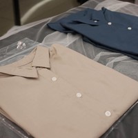 Kemeja tanpa corak, atau kemeja polos jadi yang pertama ia suguhkan. Kemeja L by LCB itu memiliki warna-warna yang manis dengan potongan asimetris. Foto: Silmia Putri/Wolipop