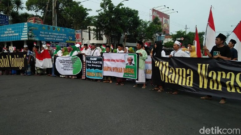 Langkahi Makam Pendiri NU, Sandiaga Didemo Santri di Jombang Langkahi Makam Pendiri NU, Sandiaga Didemo Santri di Jombang