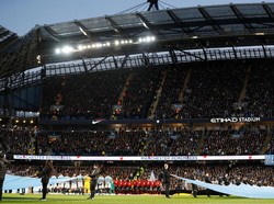 Sebelum laga, dilakukan mengheningkan cipta sebagai peringatan Rememberance Day. Hal itu merupakan hari untuk mengenang berakhirnya perang dunia I. (Foto: Darren Staples/Reuters)