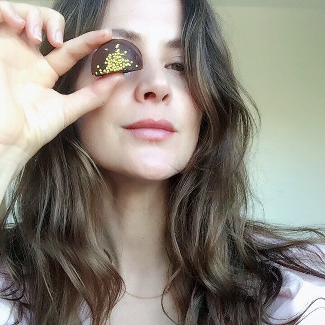Ia menggunakan keahliannya sebagai naturopath untuk menambahkan bahan-bahan herbal dalam cokelat sehingga orang yang mengonsumsi tak merasa bersalah setelahnya. Karena keunikan itu, kini Emica sudah membuka 10 toko di Sydney. Foto: Instagram @emicapenklis