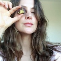 Ia menggunakan keahliannya sebagai naturopath untuk menambahkan bahan-bahan herbal dalam cokelat sehingga orang yang mengonsumsi tak merasa bersalah setelahnya. Karena keunikan itu, kini Emica sudah membuka 10 toko di Sydney. Foto: Instagram @emicapenklis