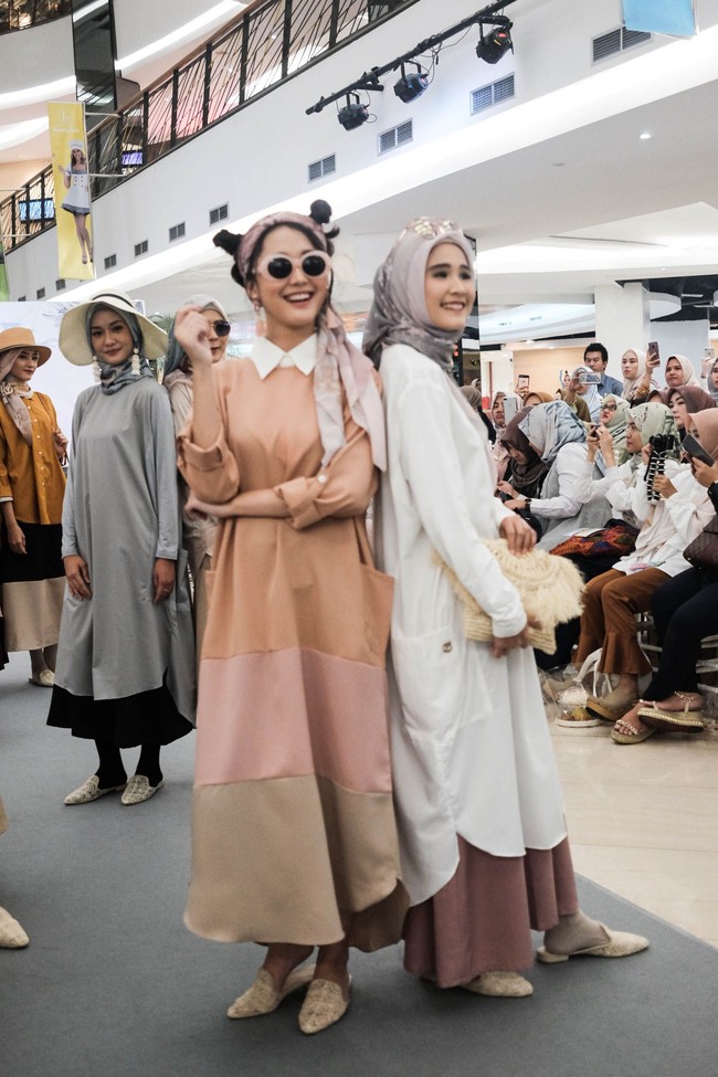 Pada perayaan ulang tahun L by LCB, Laudya Cynthia Bella merilis koleksi scarf bertajuk ‘Holiday’. Tak hanya scarf, Bella sapaan akrabnya, akan merilis produk busana muslim mulai dari tunik hingga ciput. Foto: Silmia Putri/Wolipop