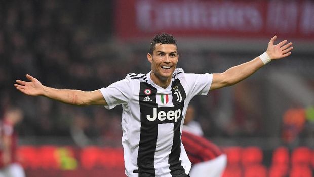 Cristiano Ronaldo menantang Lionel Messi merumput ke Liga Italia. (