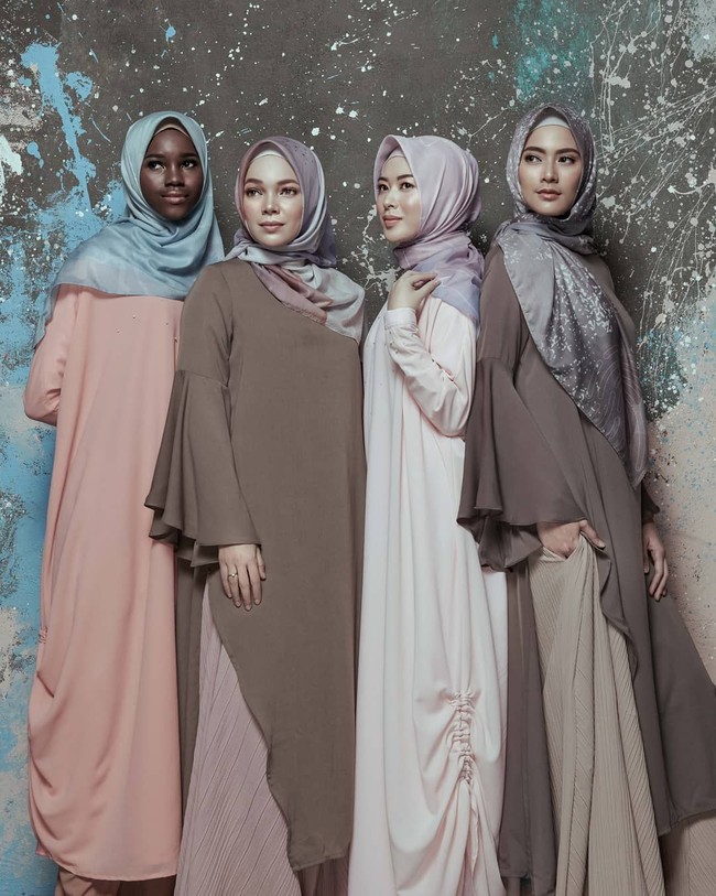 Harga tuniknya dibandrol seharga Rp 1 juta-an, sedangkan kaftanya Rp 600 ribuan. Semua desainnya dibuat simpel, longgar, dan nyaman. Cocok untuk tampilan syari. Foto: Instagram_Doa.Indonesia