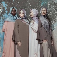 Harga tuniknya dibandrol seharga Rp 1 juta-an, sedangkan kaftanya Rp 600 ribuan. Semua desainnya dibuat simpel, longgar, dan nyaman. Cocok untuk tampilan syari. Foto: Instagram_Doa.Indonesia