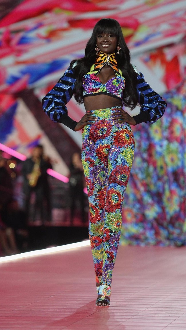 Model berusia 23 tahun ini menebar pesonanya dalam balutan sports bra dan legging floral berwarna mencolok yang kontras dengan kulit hitam legamnya. (Foto: Getty Images)