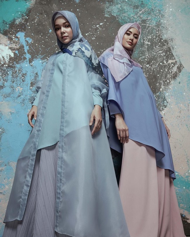 Seperti Zaskia Adya Mecca hingga Natasha Rizky, Dewi Sandra ikut terjun di bisnis busana muslim. Artis cantik ini meluncurkan brand busana muslim bernama DOA. Foto: Instagram_Doa.Indonesia