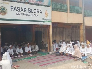 Tolak Relokasi, Pedagang Pasar Blora Gelar Istighosah