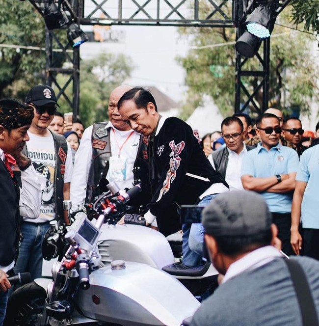 Jaket tersebut diketahui bermerek Rawtype Riot, sebuah label lokal yang berbasis di Bandung. Berkolaborasi secara eksklusif dengan vlogger motor Den Dimas alias Buburayam Racer, Rawtype Riot hanya memproduksi jaket tersebut dalam jumlah yang terbatas. (Foto: Instagram/@rawtype_riot)