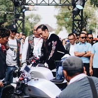 Jaket tersebut diketahui bermerek Rawtype Riot, sebuah label lokal yang berbasis di Bandung. Berkolaborasi secara eksklusif dengan vlogger motor Den Dimas alias Buburayam Racer, Rawtype Riot hanya memproduksi jaket tersebut dalam jumlah yang terbatas. (Foto: Instagram/@rawtype_riot)