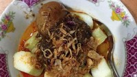 Semur telor dan jengkol jadi lauk lontong sayur Betawi. Sudah terbayang gurih manisnya. Foto: Instagram @madeervina