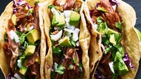 Daging steak yang dimarinasi lalu dipanggang di atas lubang bara api ini wajib dicicip kalau menyambangi Meksiko. Biasanya daging steak ini dijadikan isi tortilla seperti halnya taco.  Foto: Istimewa
