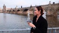 Hayoo, siapa mau temani Kelsey yang lagi santai minum wine? Foto: Instagram kelsmerritt