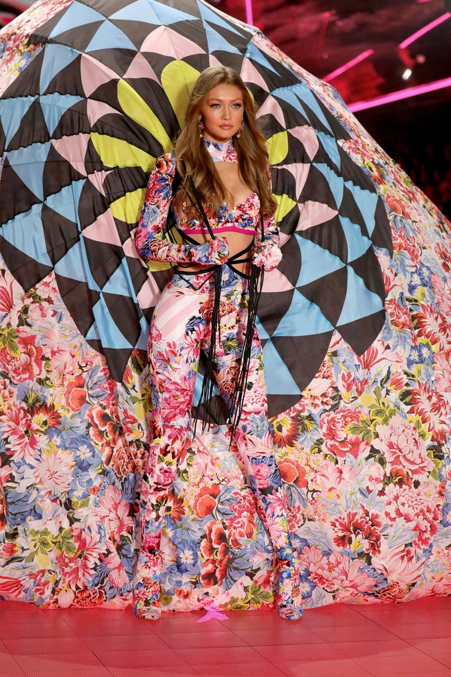 Gigi Hadid di Victorias Secret Fashion Show 2018, Pier 94, New York City, Kamis (8/11/2018). Foto: Thomas Concordia/Getty Images for Swarovski.