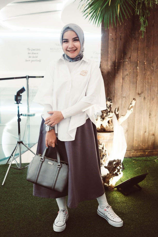 Kakak Zaskia Adya Mecca, Tasya Nurmedina tampil chic dengan atasan longgar dipadukan dengan rok dan legging. Gayanya membuat Tasya terlihat awet muda. Foto: Silmia Putri/Wolipop