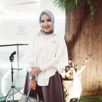 Kakak Zaskia Adya Mecca, Tasya Nurmedina tampil chic dengan atasan longgar dipadukan dengan rok dan legging. Gayanya membuat Tasya terlihat awet muda. Foto: Silmia Putri/Wolipop
