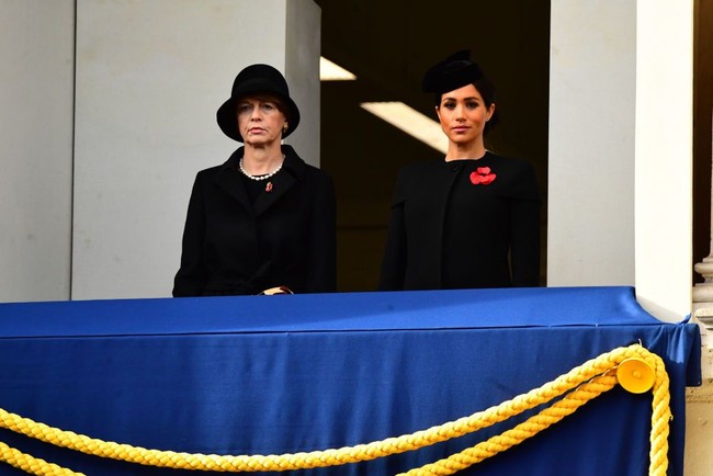 Meski tidak ikut berdiri bersebelahan dengan Ratu Elizabeth II dan Kate Middleton, seperti dilaporkan People, Meghan Markle tetap mendapat tempat penting dalam peringatan Hari Pahlawan tersebut. Dia berdiri di sebelah Elke Budenbender, istri dari Presiden Jerman Frank-Walter Steinmeier. Foto: Jack Taylor/Getty Images