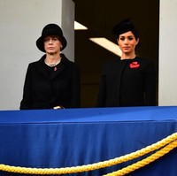 Meski tidak ikut berdiri bersebelahan dengan Ratu Elizabeth II dan Kate Middleton, seperti dilaporkan People, Meghan Markle tetap mendapat tempat penting dalam peringatan Hari Pahlawan tersebut. Dia berdiri di sebelah Elke Budenbender, istri dari Presiden Jerman Frank-Walter Steinmeier. Foto: Jack Taylor/Getty Images