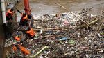 Intensitas Hujan Tinggi, Sampah Menumpuk di Pintu Air Manggarai