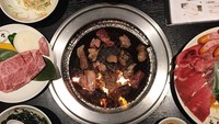 Selain sushi, Kelsey nggak ketinggalan cicip yakiniku di negeri sakura. Duh, lembaran daging panggangnya bikin ngiler! Foto: Instagram kelsmerritt
