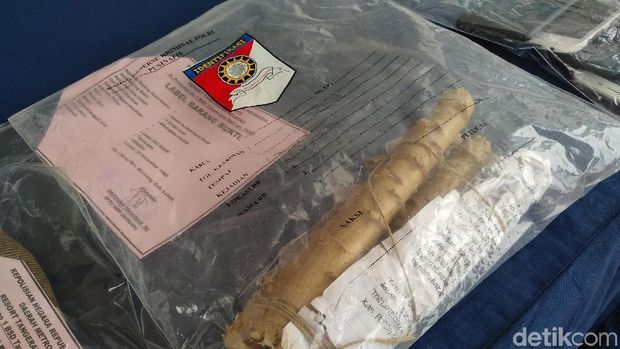 Kasat Reskrim Polres Tangerang Selatan AKP Alexander Yurikho menunjukkan batang singkong yang dipercayai sebagai jimat perampok, Senin (12/11/2018)